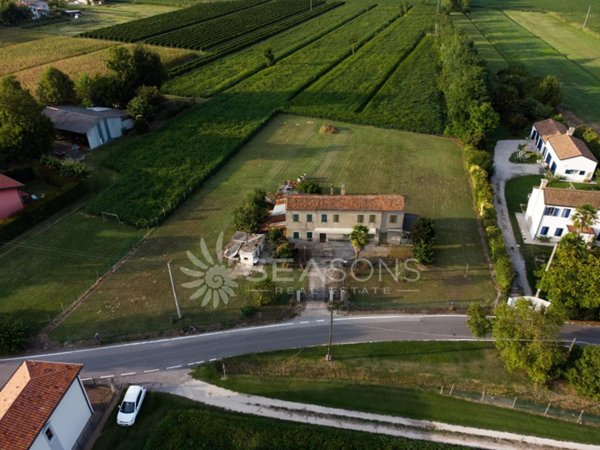 casa indipendente in vendita ad Eraclea in zona Tombolino