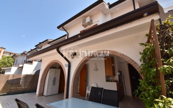 casa indipendente in vendita ad Eraclea in zona Eracleamare