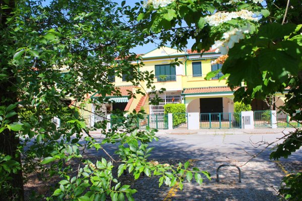 casa indipendente in vendita ad Eraclea in zona Eracleamare