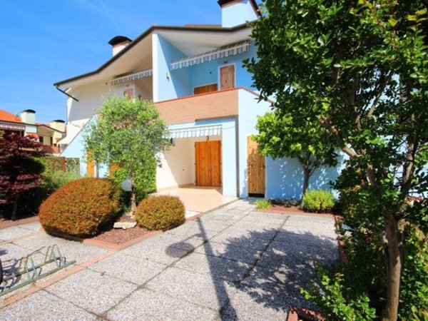 casa indipendente in vendita ad Eraclea in zona Eracleamare