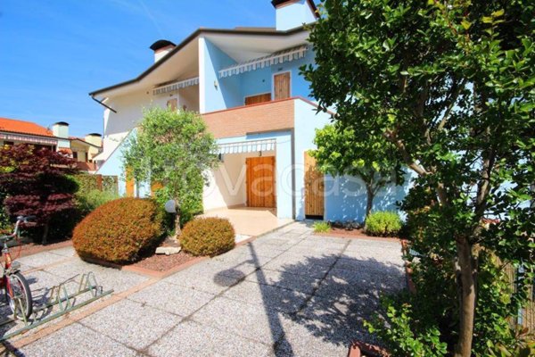 casa indipendente in vendita ad Eraclea in zona Eracleamare