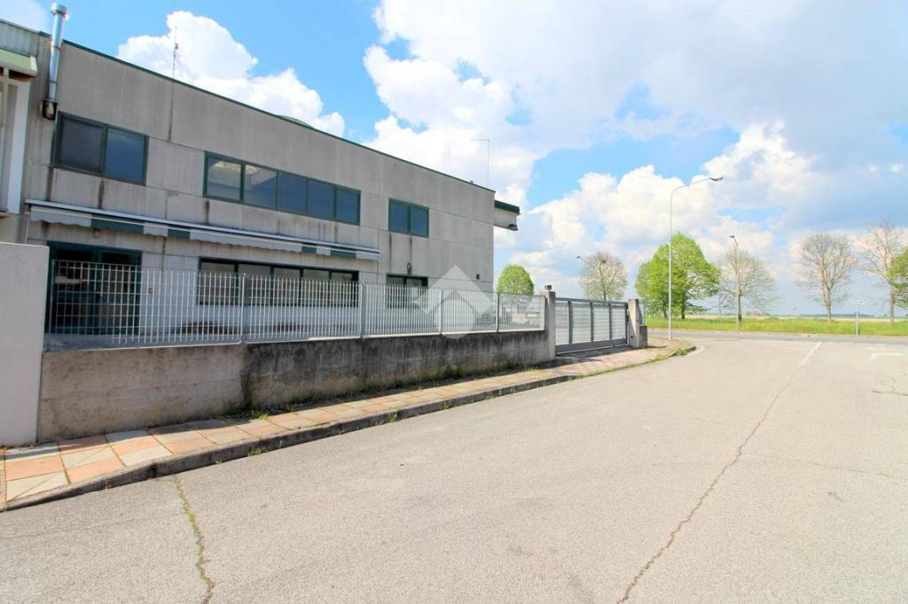 locale commerciale in vendita ad Eraclea