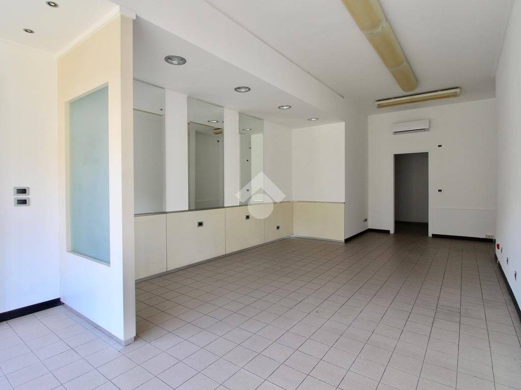negozio in vendita ad Eraclea in zona Eracleamare