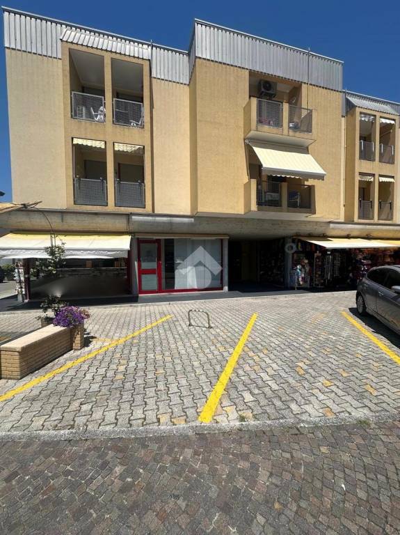 negozio in vendita ad Eraclea in zona Eracleamare