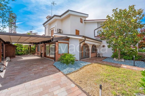 casa indipendente in vendita ad Eraclea in zona Eracleamare