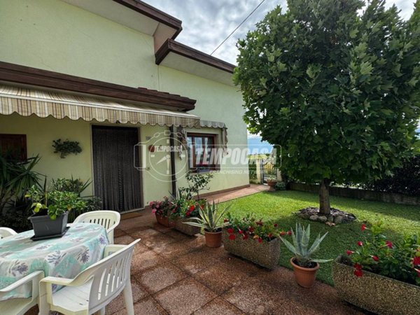 casa indipendente in vendita ad Eraclea in zona Eracleamare