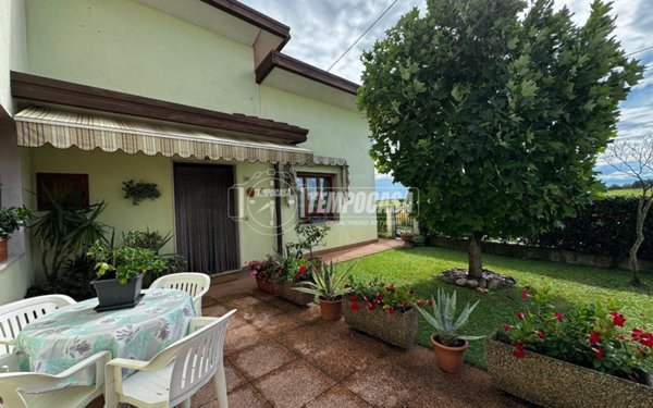 casa indipendente in vendita ad Eraclea in zona Eracleamare