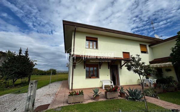 casa indipendente in vendita ad Eraclea in zona Eracleamare