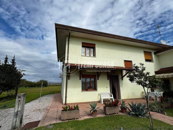 casa indipendente in vendita ad Eraclea in zona Pradivisi