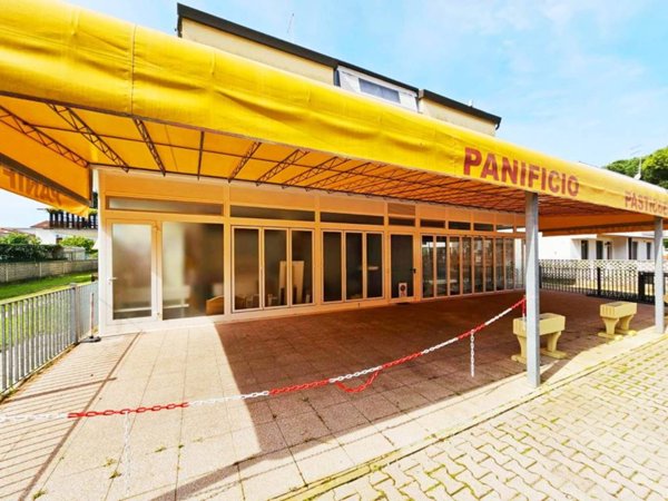 negozio in vendita ad Eraclea in zona Eracleamare