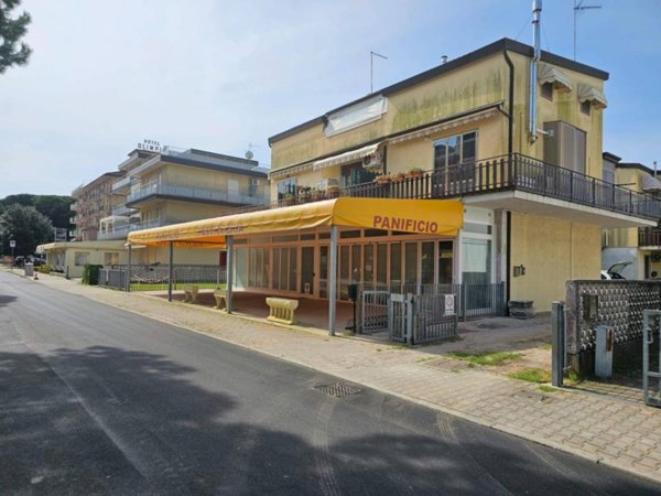 negozio in vendita ad Eraclea in zona Eracleamare