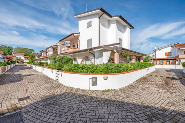 casa indipendente in vendita ad Eraclea in zona Eracleamare