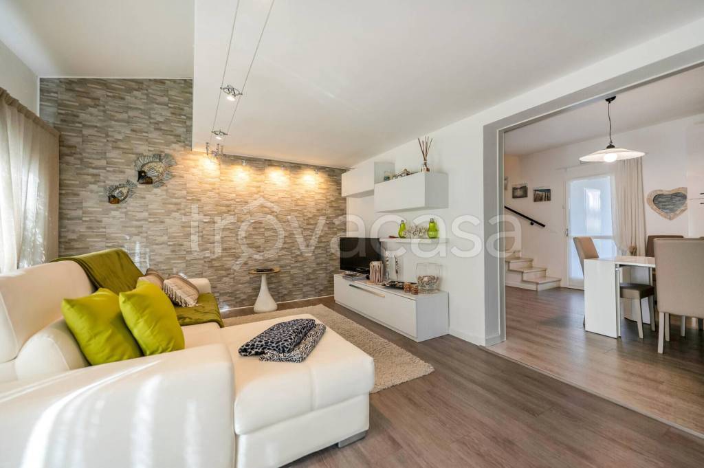 casa indipendente in vendita ad Eraclea in zona Eracleamare