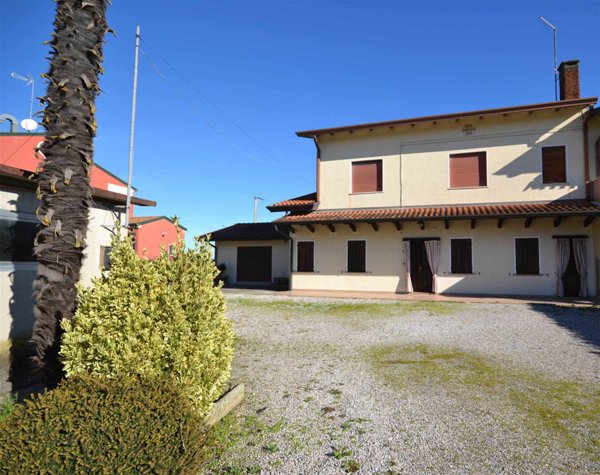 casa indipendente in vendita ad Eraclea in zona Eracleamare