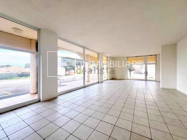 locale commerciale in vendita ad Eraclea in zona Eracleamare