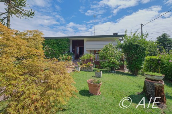 casa indipendente in vendita ad Eraclea in zona Eracleamare