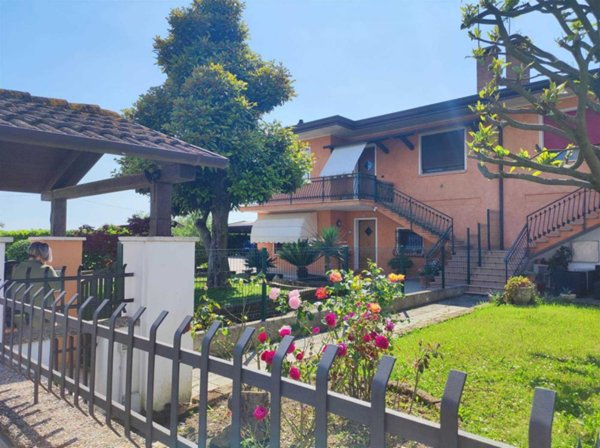 casa indipendente in vendita ad Eraclea in zona Eracleamare