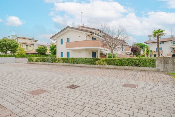 appartamento in vendita ad Eraclea in zona Eracleamare