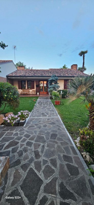 casa indipendente in vendita ad Eraclea in zona Torre di Fine