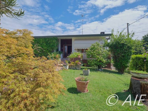 casa indipendente in vendita ad Eraclea in zona Eracleamare