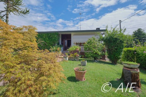 casa indipendente in vendita ad Eraclea in zona Eracleamare