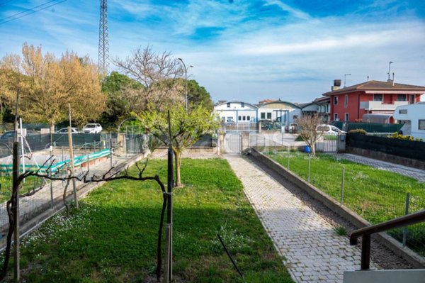 casa indipendente in vendita ad Eraclea in zona Torre di Fine