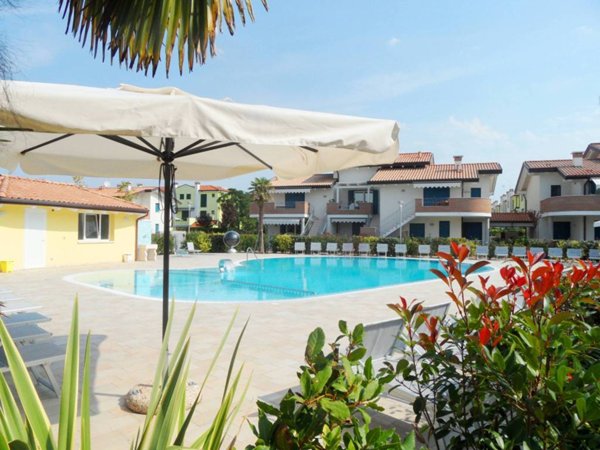 casa indipendente in vendita ad Eraclea in zona Eracleamare