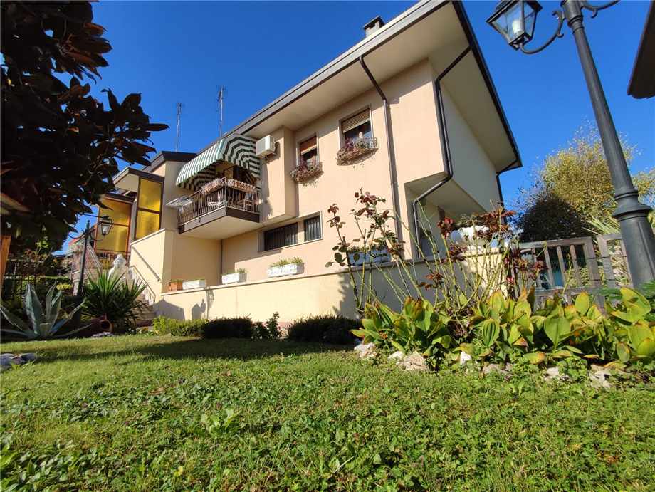 casa indipendente in vendita ad Eraclea in zona Eracleamare