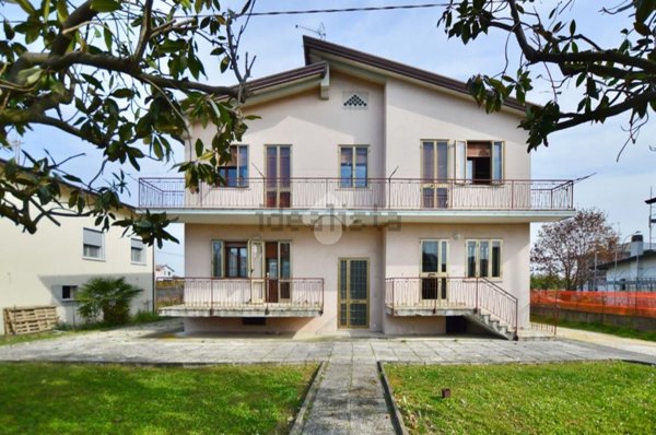 appartamento in vendita ad Eraclea in zona Stretti