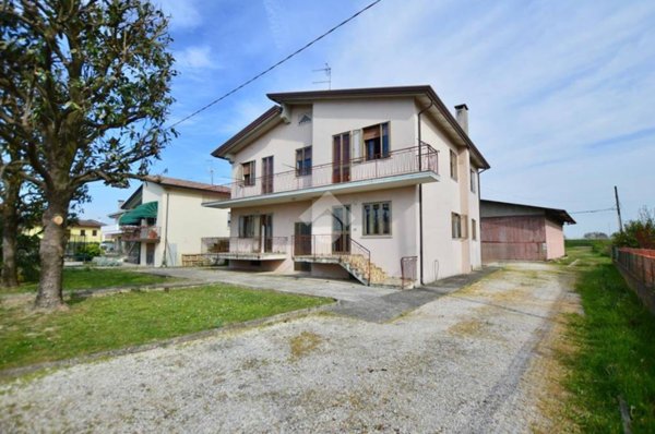 casa indipendente in vendita ad Eraclea in zona Stretti