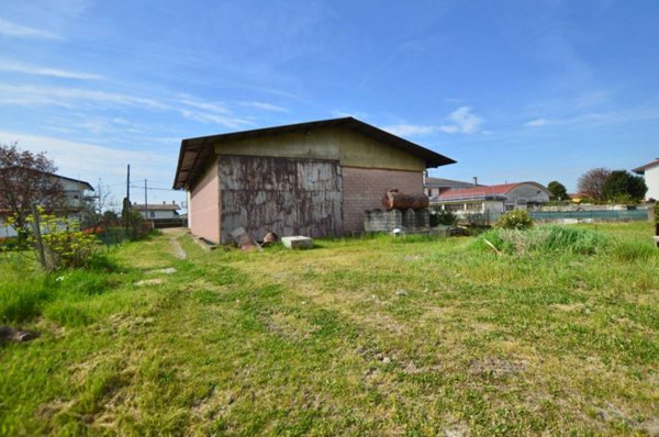 locale di sgombero in vendita ad Eraclea in zona Stretti