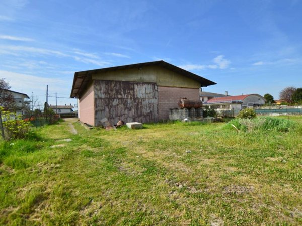 locale di sgombero in vendita ad Eraclea in zona Stretti