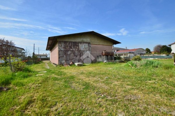 locale commerciale in vendita ad Eraclea in zona Stretti
