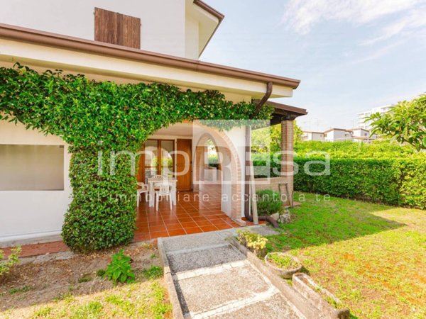 casa indipendente in vendita ad Eraclea in zona Eracleamare