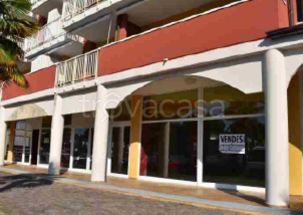 negozio in vendita ad Eraclea in zona Eracleamare