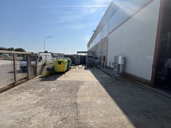 capannone in vendita ad Eraclea in zona Eracleamare