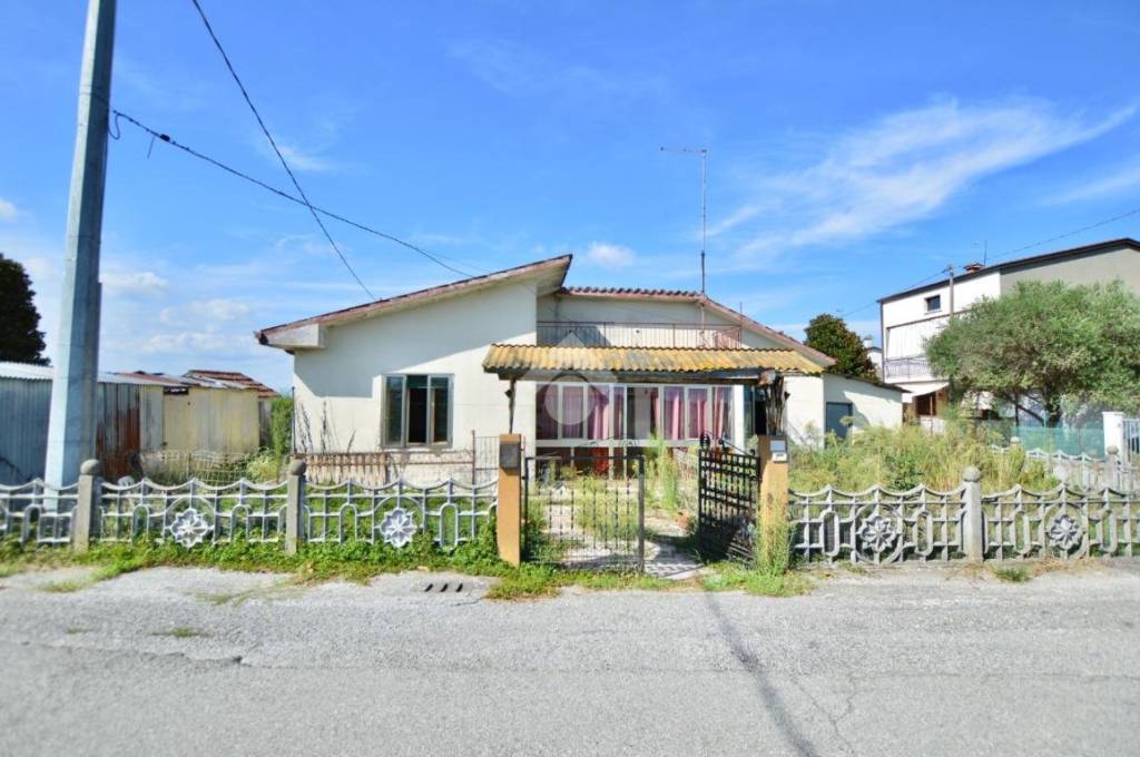 casa indipendente in vendita ad Eraclea in zona Pradivisi