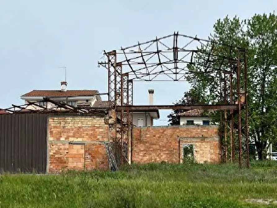 locale di sgombero in vendita ad Eraclea in zona Stretti