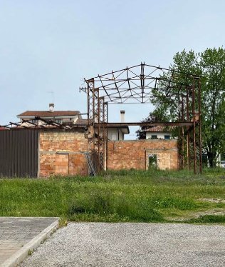 locale di sgombero in vendita ad Eraclea in zona Stretti