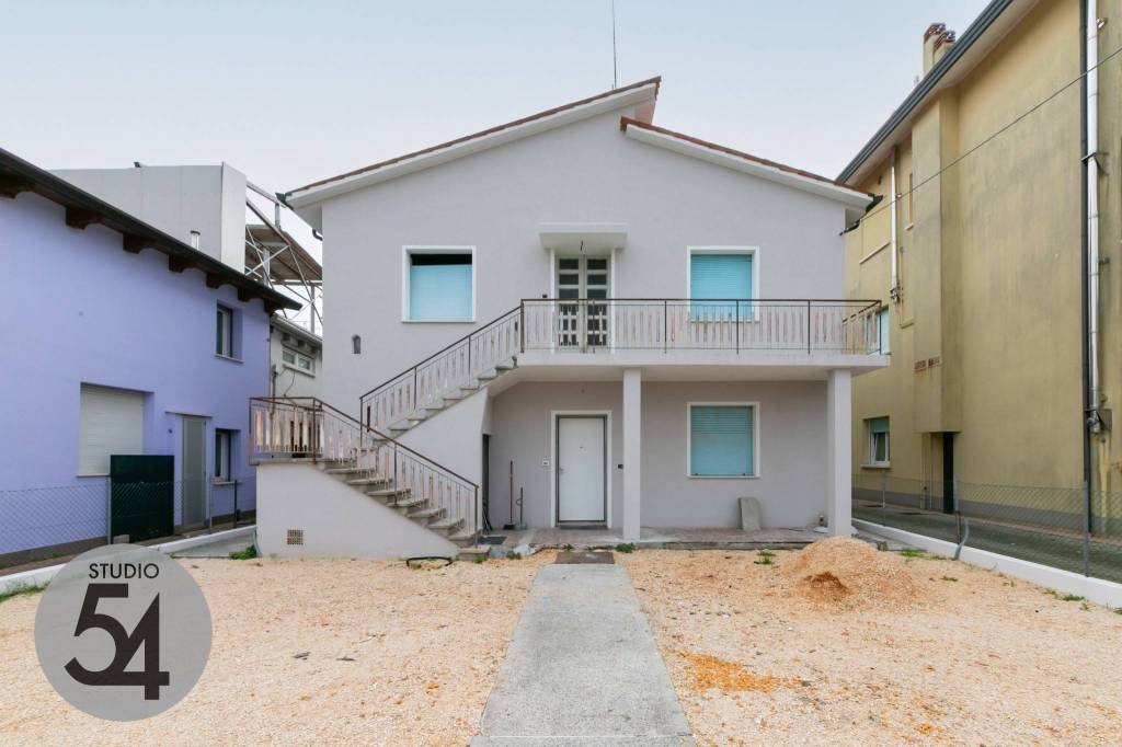 appartamento in vendita a Jesolo in zona Lido