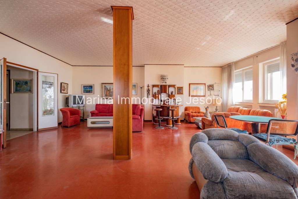 appartamento in vendita a Jesolo in zona Lido