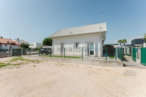 casa indipendente in vendita a Jesolo in zona Lido