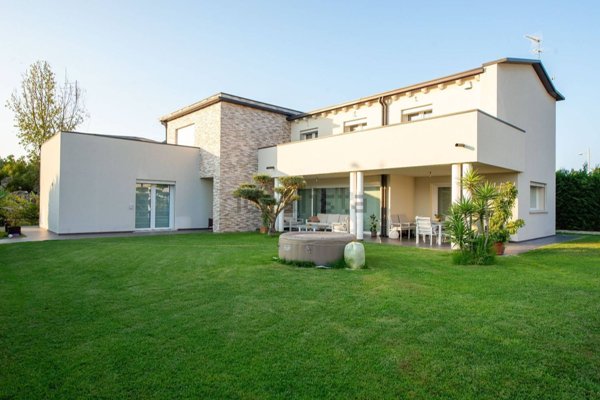 casa indipendente in vendita a Jesolo in zona Lido