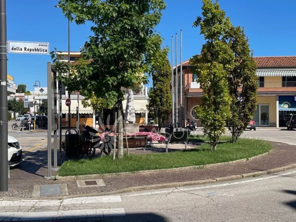 locale commerciale in vendita a Jesolo