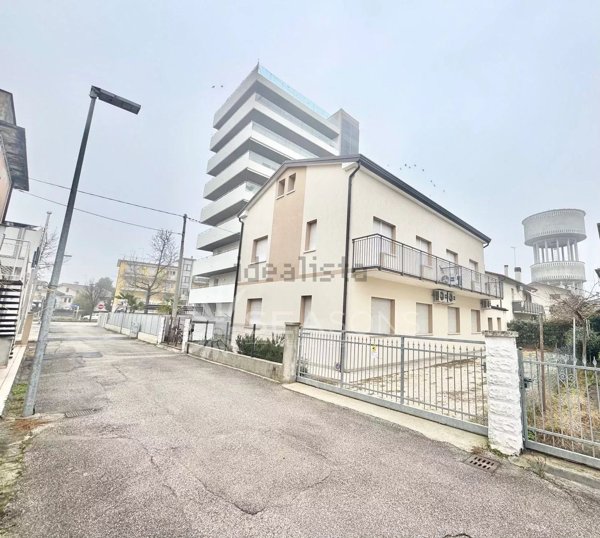 appartamento in vendita a Jesolo in zona Lido