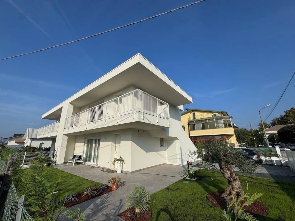 appartamento in vendita a Jesolo in zona Lido