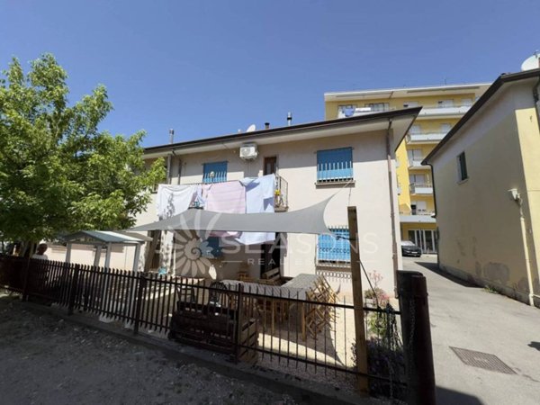 intera palazzina in vendita a Jesolo in zona Lido