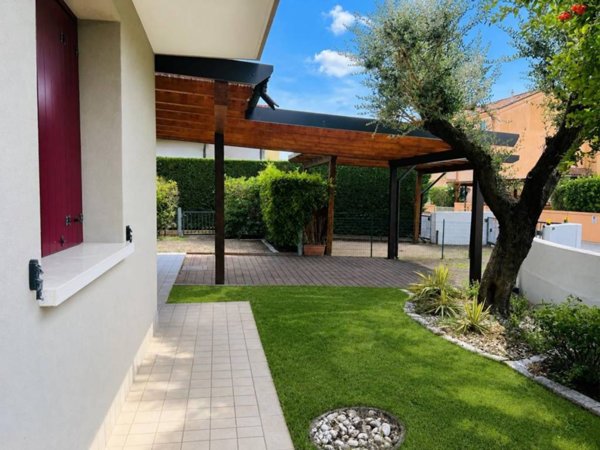 casa indipendente in vendita a Jesolo in zona Lido