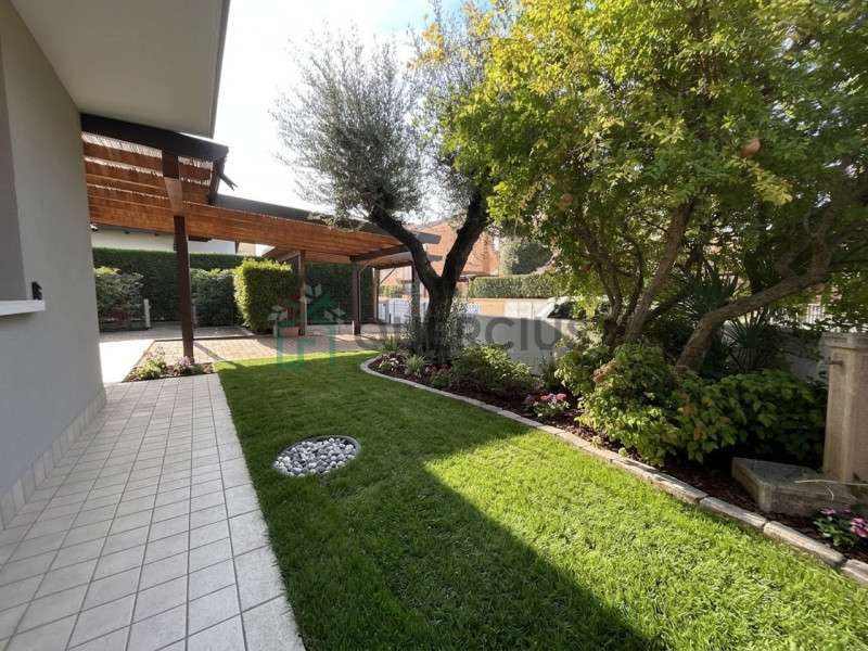 appartamento in vendita a Jesolo in zona Lido