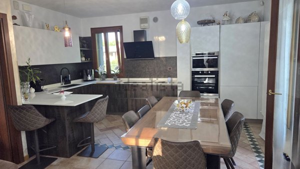 casa semindipendente in vendita a Marcon in zona Zuccarello